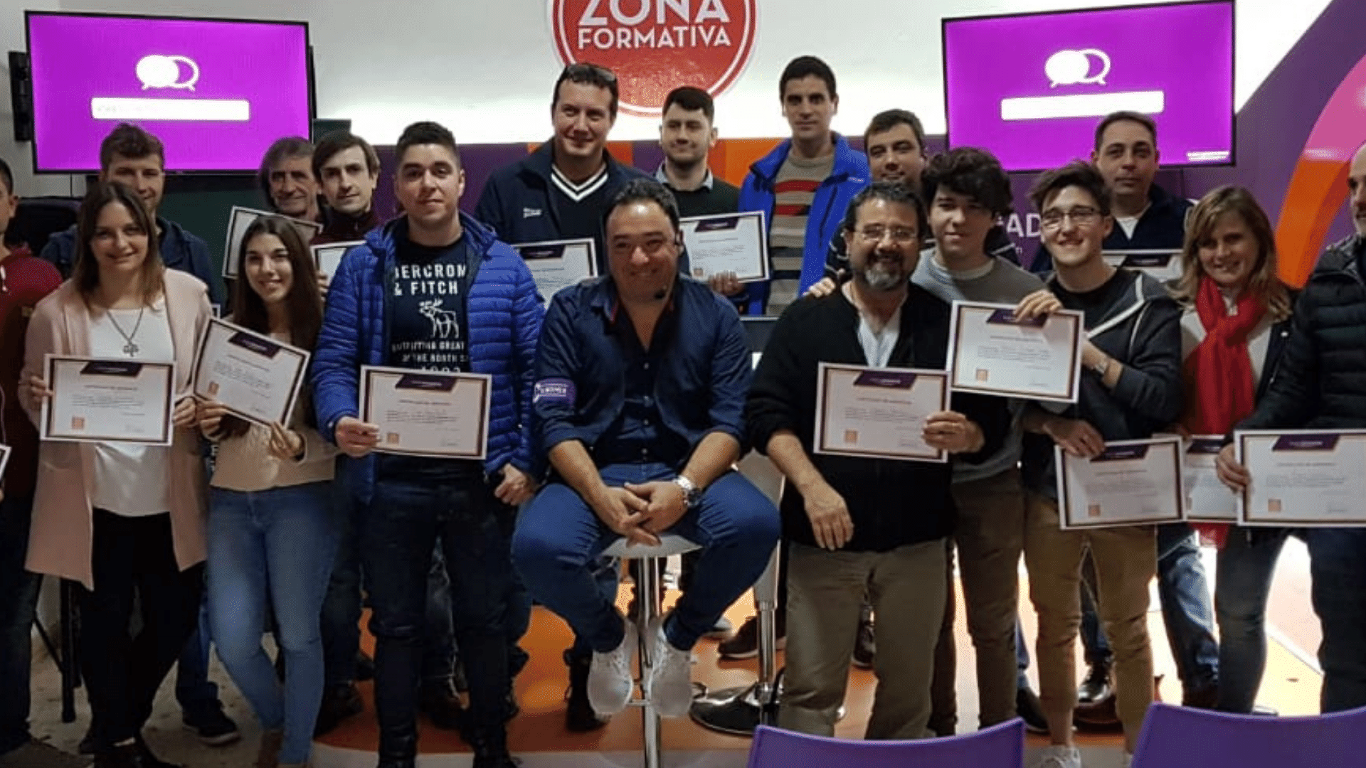 Rubén Granados con alumnos del Instituto